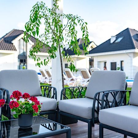 Family Resort Ustka - Domki Dwupoziomowe Z Basenem Exterior foto