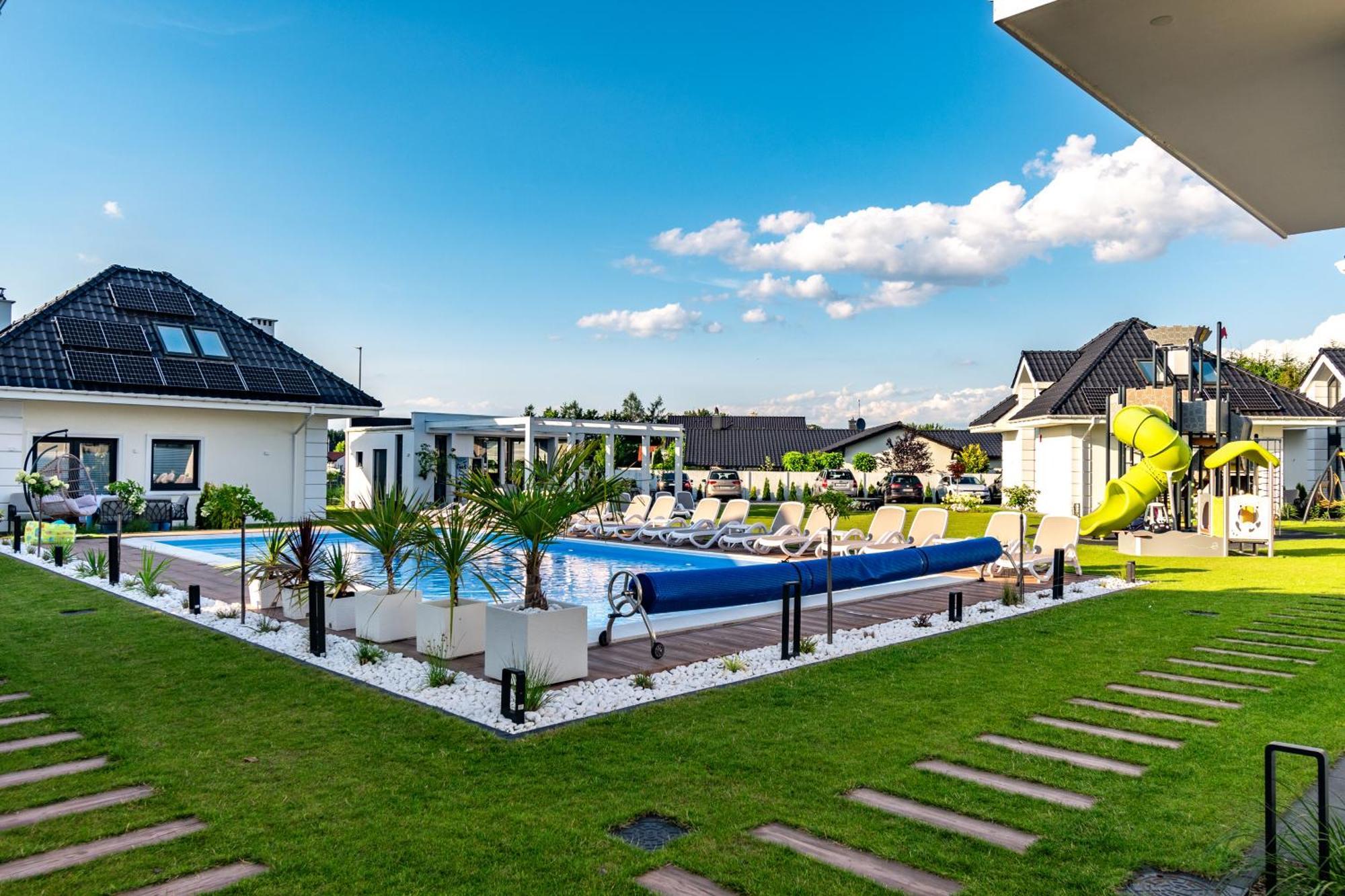 Family Resort Ustka - Domki Dwupoziomowe Z Basenem Exterior foto