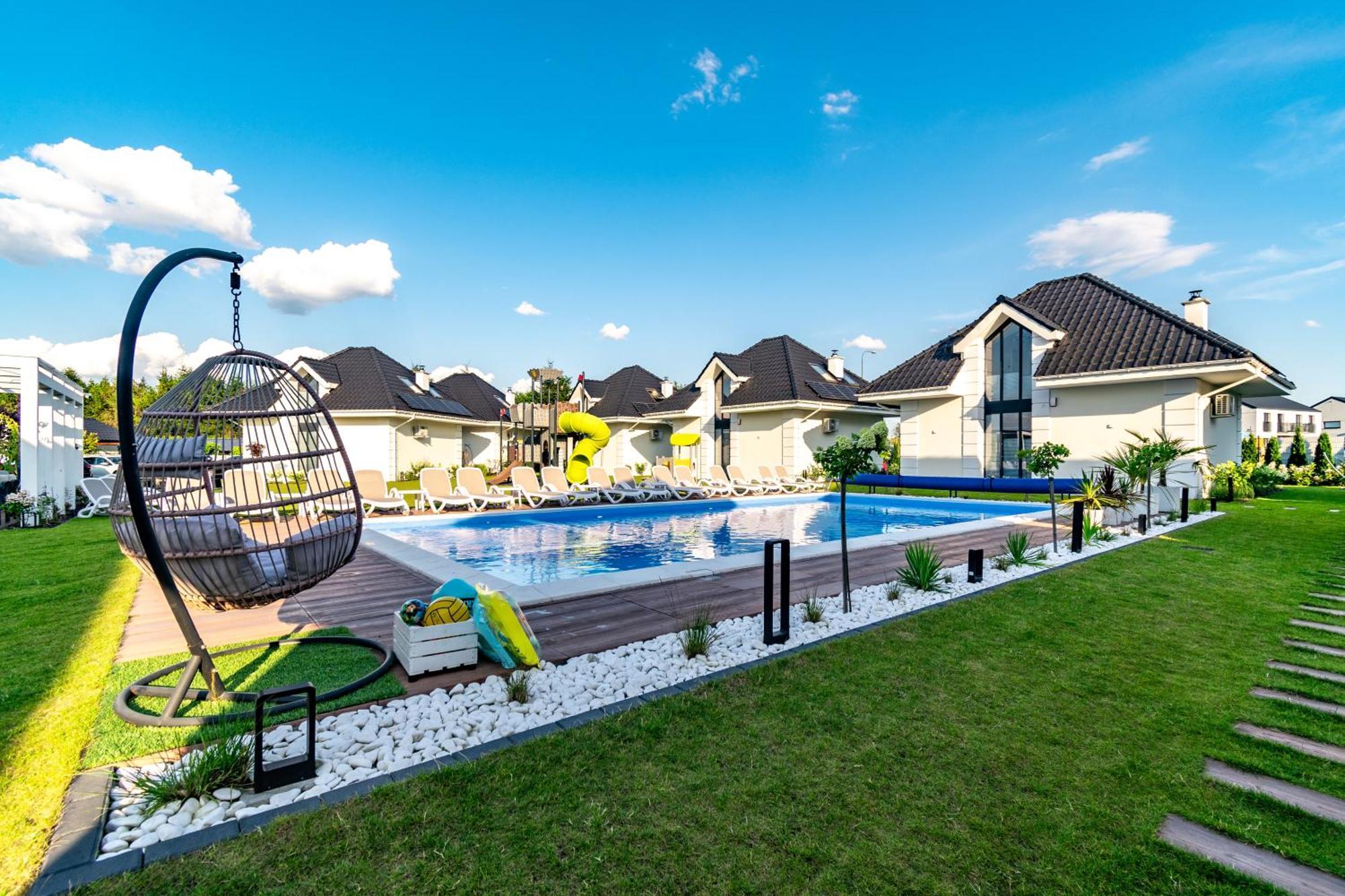 Family Resort Ustka - Domki Dwupoziomowe Z Basenem Exterior foto