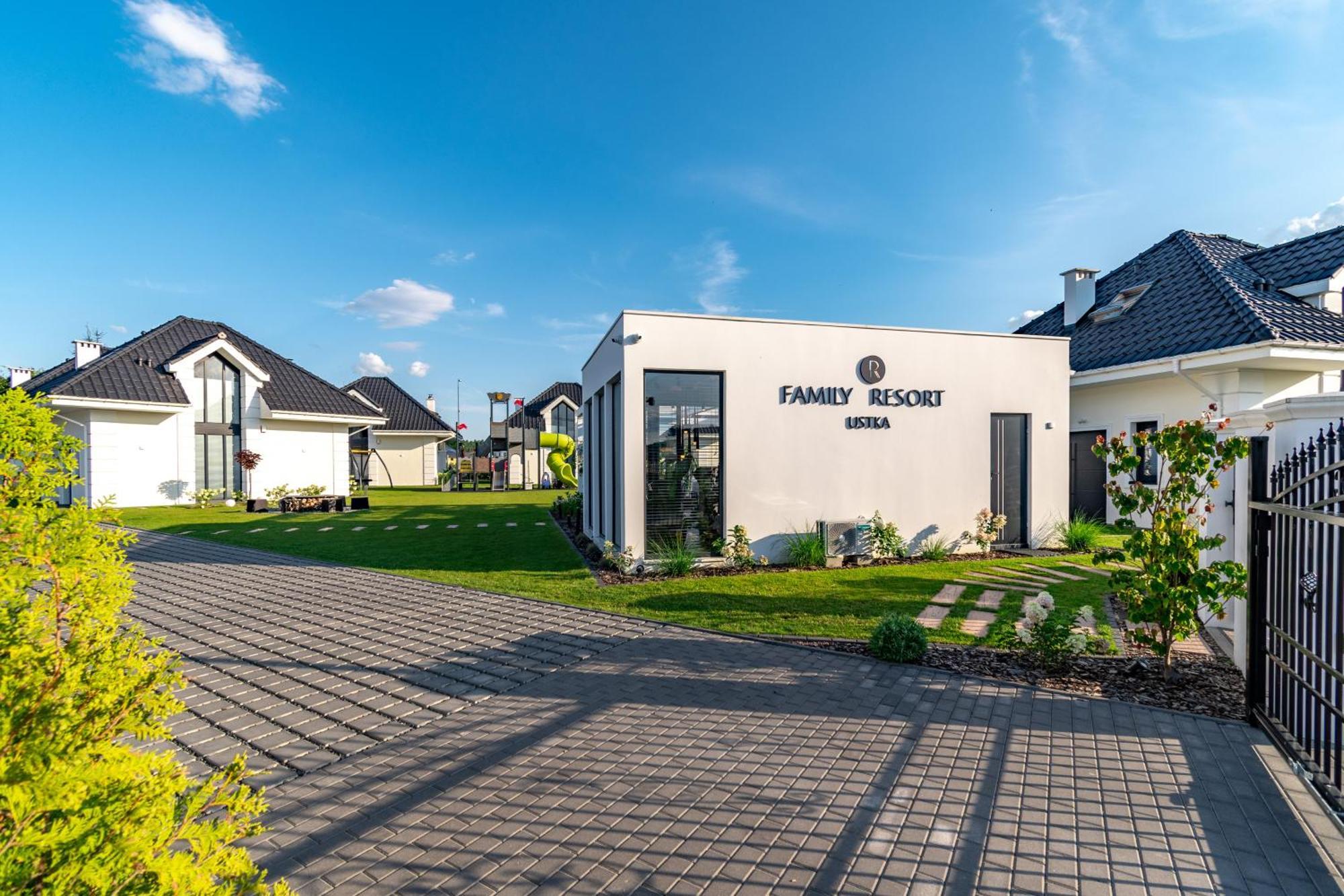 Family Resort Ustka - Domki Dwupoziomowe Z Basenem Exterior foto